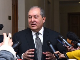 Президент Армении во второй раз отказался увольнять главу генштаба