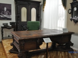 В Виннице музейщики презентовали восстановленный стол Петлюры