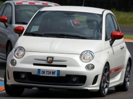 В сети показали видео, как дерзкий малыш Abarth 500 гонит по автобану