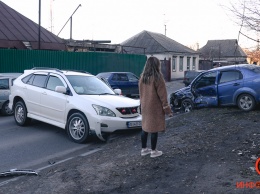 В Днепре на Каруны столкнулись Chevrolet и Lexus: движение парализовано