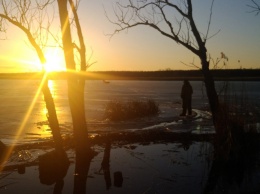 Под Днепром двое рыбаков провалились под лед: мужчина утонул