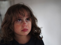 Грязные, мокрые и голодные: мать побила и выгнала из дома девочек 2-х и 7-ми лет