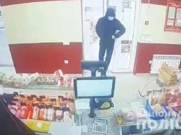 В Запорожье ограбили продуктовый магазин, угрожая отверткой продавщице
