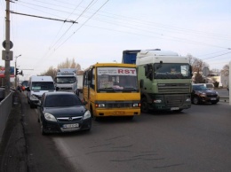 На Запорожском шоссе фура протаранила маршрутку