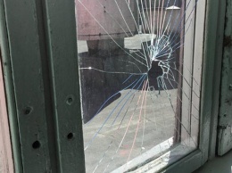 В Днепре обиженный истец побил окна в суде