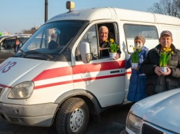 Харьковским врачам передали цветы