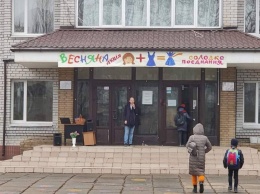 Пришла в платье - получи сладости: в школе Днепра запустили странную акцию к 8 марта