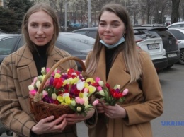 В Днипре дети раздавали бумажные цветы, чтобы сохранить первоцветы