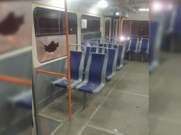 В Днепре на Вокзальной площади пьяный мужчина разбил окно трамвая