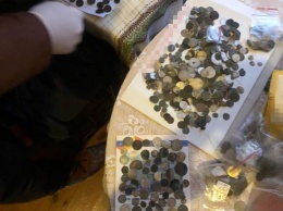 Коллекционера из Хмельницкой области поймали на контрабанде старинных монет в Европу