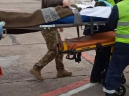 В Днепр с тяжелым пулевым ранением доставили бойца из ООС