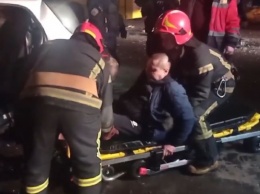 В Киеве водитель Smart влетел в маршрутку и застрял в своем авто