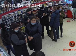 В центре Днепра женщина пыталась украсть телефон покупателя на глазах у директора магазина: видео