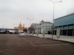 Железнодорожной вокзал в Донецке сегодня: без поездов, но с услугами ксерокса и банкетами