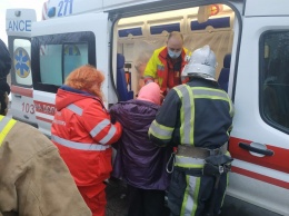 Под Киевом "скорая" не смогла по разбитой дороге проехать к пациенту