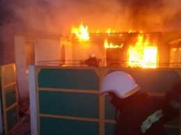 В Павлограде горел жилой дом: погиб мужчина, двух женщин увезли скорые