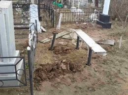 Исправить «ошибку в работе»: в РФ у кладбища задержали патологоанатомов с выкопанным трупом
