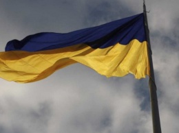 В Киеве из-за непогоды опустили главный государственный флаг