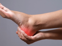 Почему "горят" ступни: врачи объяснили причины жжения в ногах