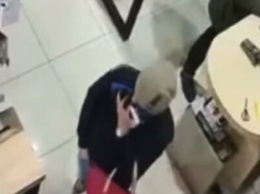 В Киеве парень прихватил из магазина дорогие наушники вместе со своим заказом