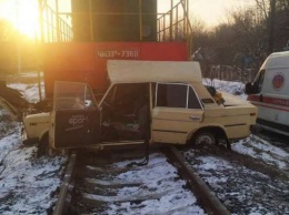 ДТП в Виннице: поезд на скорости протаранил авто с молодым водителем