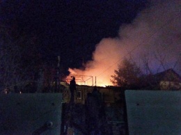 В Мариуполе ночью загорелся жилой дом. Огонь успел добраться до крыши, - ФОТО, ВИДЕО