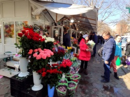 Последний шанс. На цветочном рынке Николаева столпотворение. Цены разные (ФОТО)