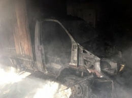 Под Харьковом - пожар, сгорел гараж с автомобилем (фото)