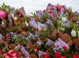 «Такое внимание - бесценно»: тысячи цветочных букетов от мэра получили днепрянки в честь 8 марта