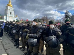 Марш женщин в Киеве: ультраправые пытаются сорвать шествие. ВИДЕО