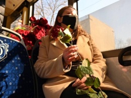 В троллейбусе Одессы женщинам дарили цветы