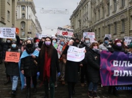 В Харькове состоялся «Марш женской солидарности» в поддержку медиков и волонтерок