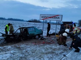 Под Харьковом в страшной аварии погибли люди, тела вырезали из машины (фото)
