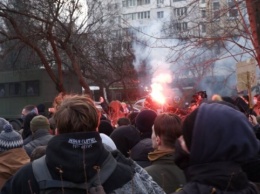 Дело Шеремета: активисты блокировали авто с Антоненко и жгли файеры
