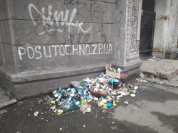 В центре Запорожья двор жилого дома засыпали мусором