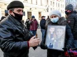 Родные 8-летней девочки, которая погибла в парке Запорожье, собрали митинг под горсоветом
