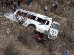 В Турции школьный автобус сорвался со скалы, есть погибшие и раненые