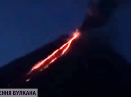На Камчатке началось извержение вулкана (видео)
