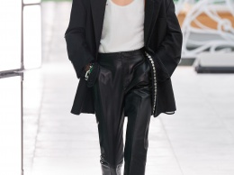 Черные кожаные брюки - модная весенняя покупка