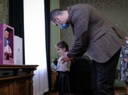 Подарок от Зеленского получила девочка, которую не поздравили в садике на 8 марта (ФОТО)
