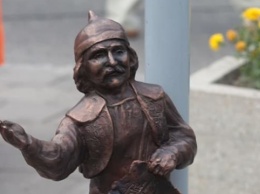 В Луцке задержали похитителей бронзовой мини-скульптуры кликуна