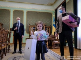Девочку, которую в детсаду оставили без подарка к празднику, поздравил Зеленский. ФОТО