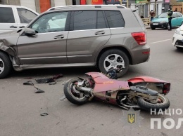В Николаеве "Мерседес" сбил мопед. Его водитель в коме, за рулем авто была жена экс-чиновника и депутата
