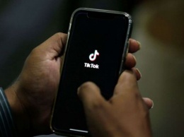 В Луцке школьники ради TikTok снимали видео на могилах