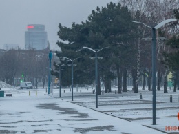 Зима не сдается: улицы Днепра присыпало снегом