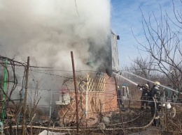 В Запорожье пожар на двухэтажной даче тушили 12 человек - фото