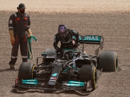 На второй день тестов Формулы-1 в Бахрейне Хэмилтон вылетел за пределы трасы