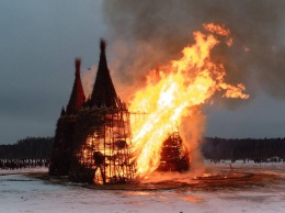 В Калужской области сожгли 24-метровый замок из лозы