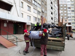 Мусор до потолка: на Теремках от хлама очищали квартиру очередного "мусоромана"