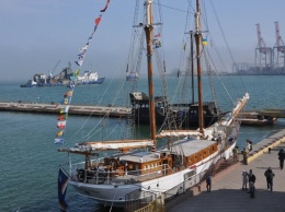 Успей сделать фото: в Одесский порт зашла 105-летняя яхта